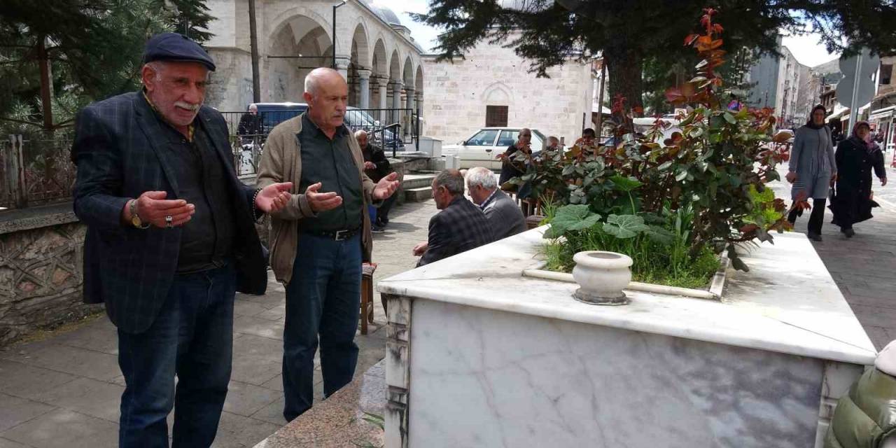 Şehrin Göbeğinde Bulunuyor Rivayetleriyle Dikkat Çekiyor