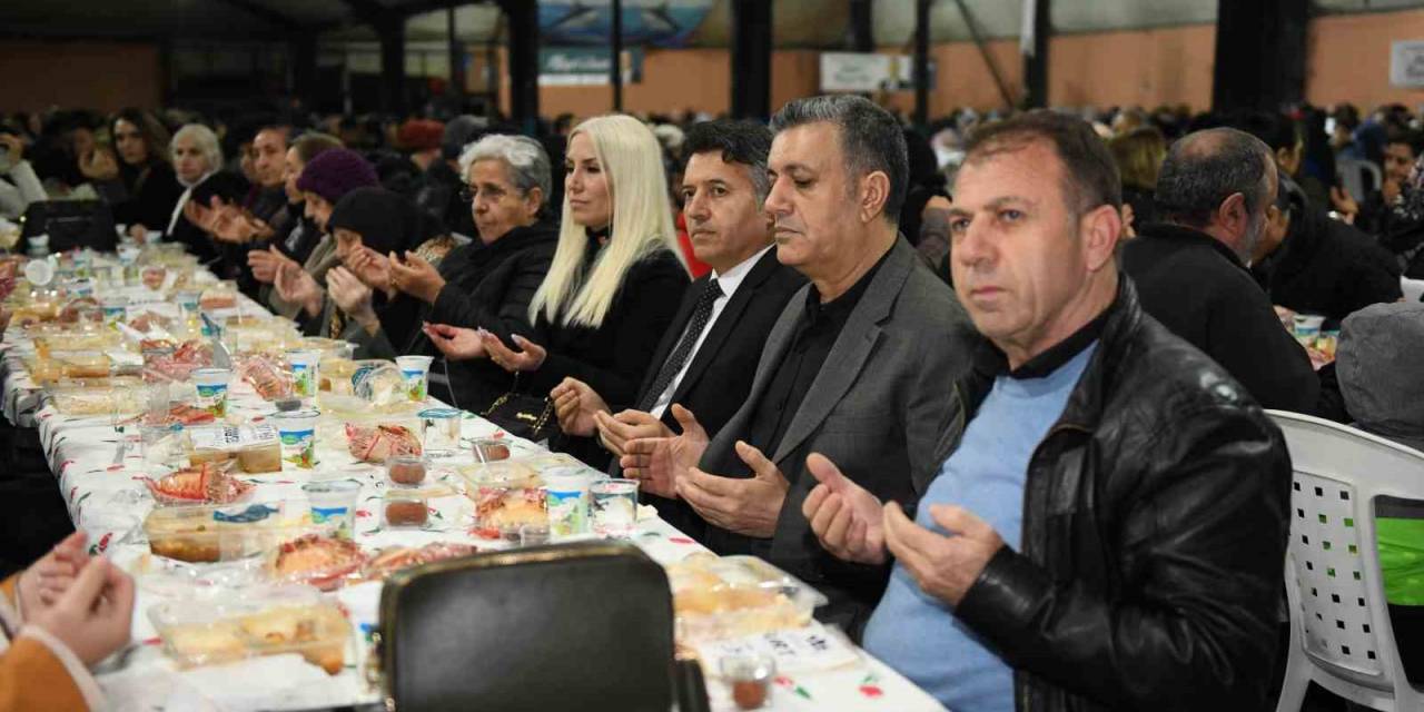 Esenyurt Belediye Başkanı Kemal Deniz Bozkurt, İftarda Vatandaşlarla Bir Araya Geldi