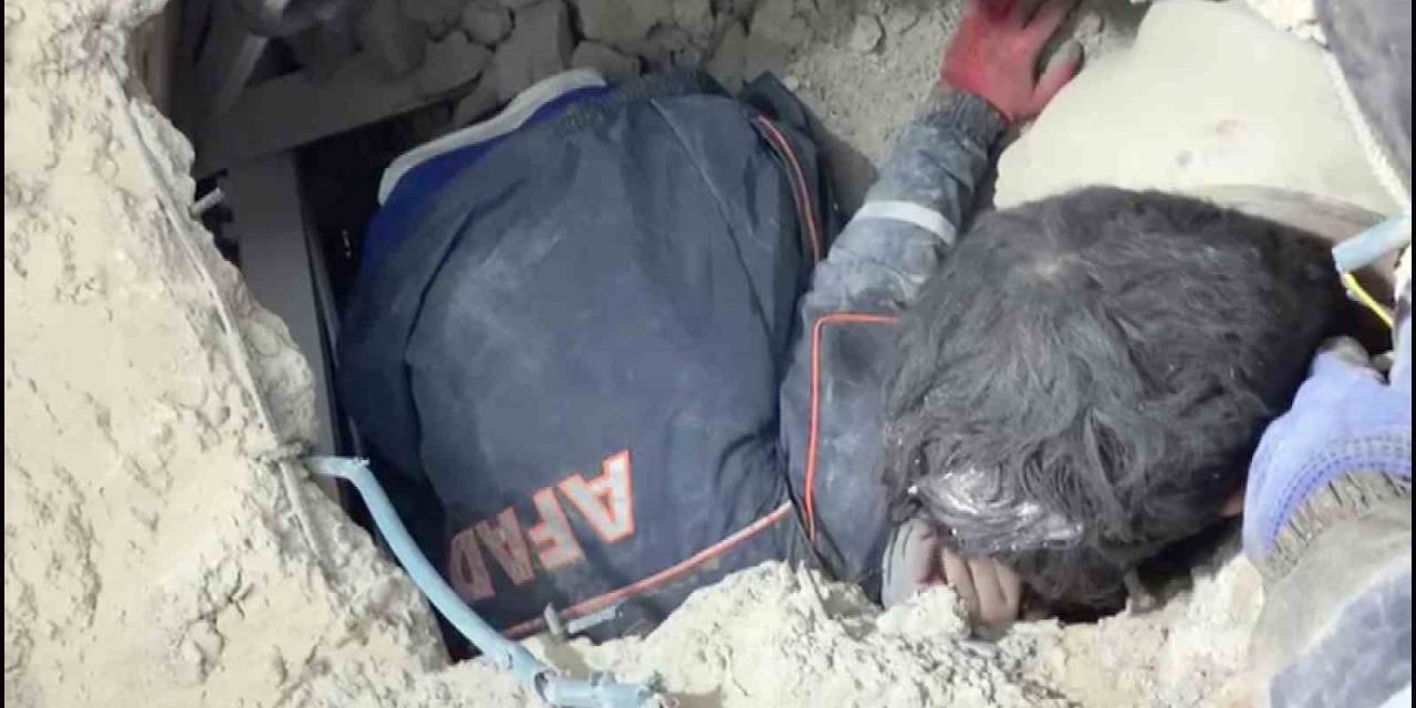 Afad Ekibi, Depremin 228’inci Saatinde Kurtardıkları Cemile Teyzeyi Unutamıyor
