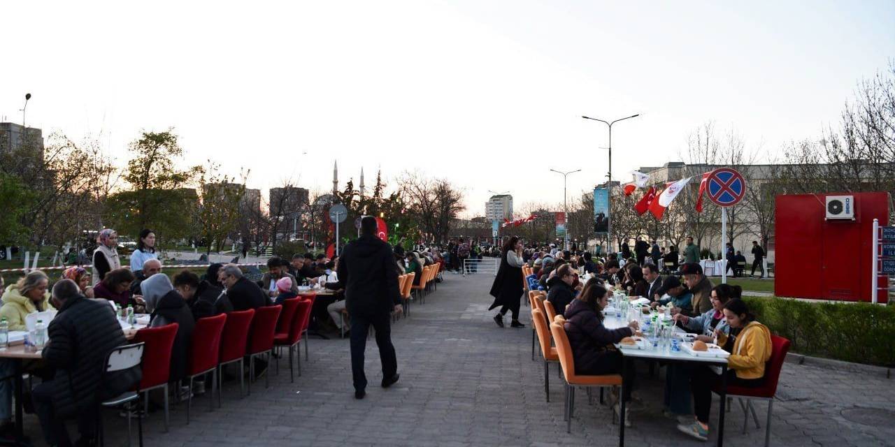 Kırgızistan’da 3 Bin Kişiyle Sokak İftarı