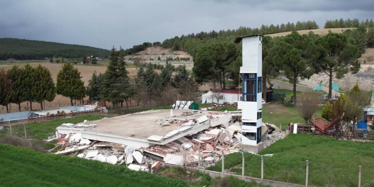 İki Katlı Bina Yerle Bir Oldu, Bir Tek Asansör Kulesi Ayakta Kaldı
