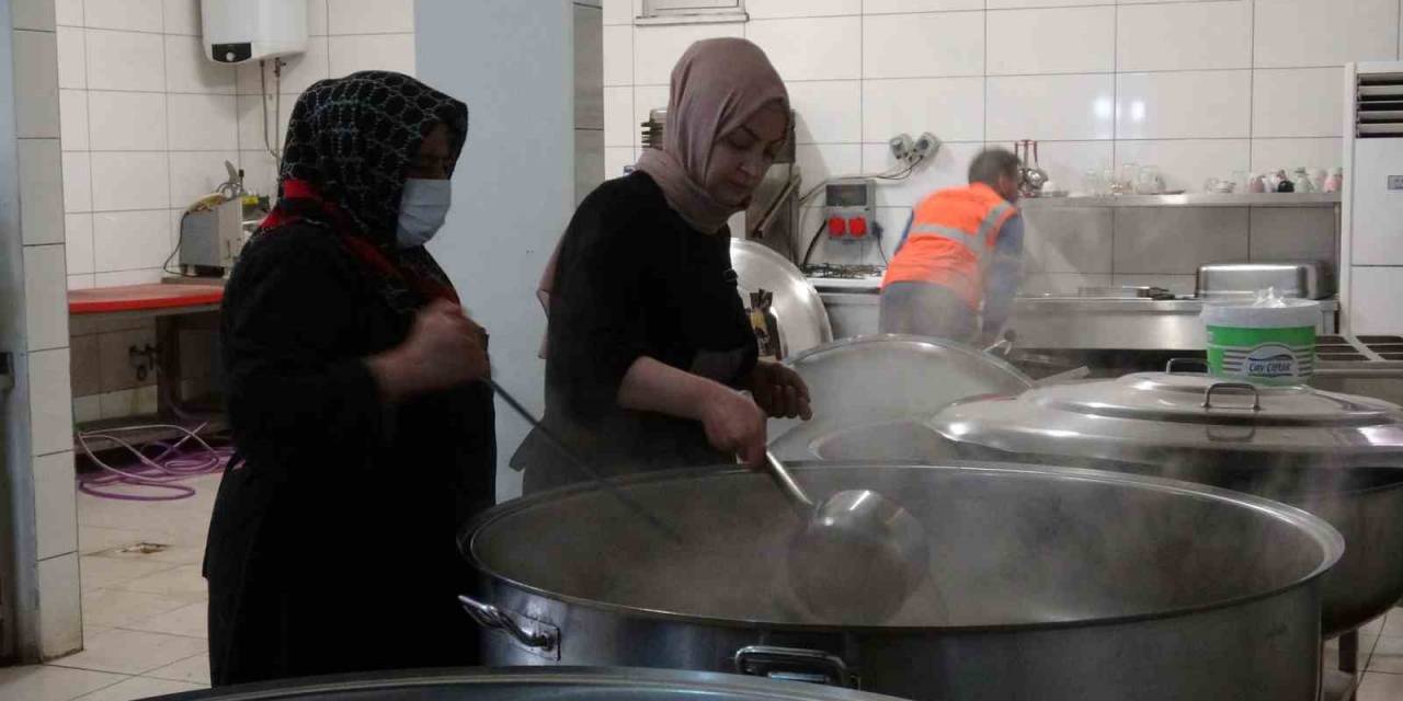 Kilis’te Günde 5 Bin Depremzedeye Sıcak Yemek Ulaştırılıyor