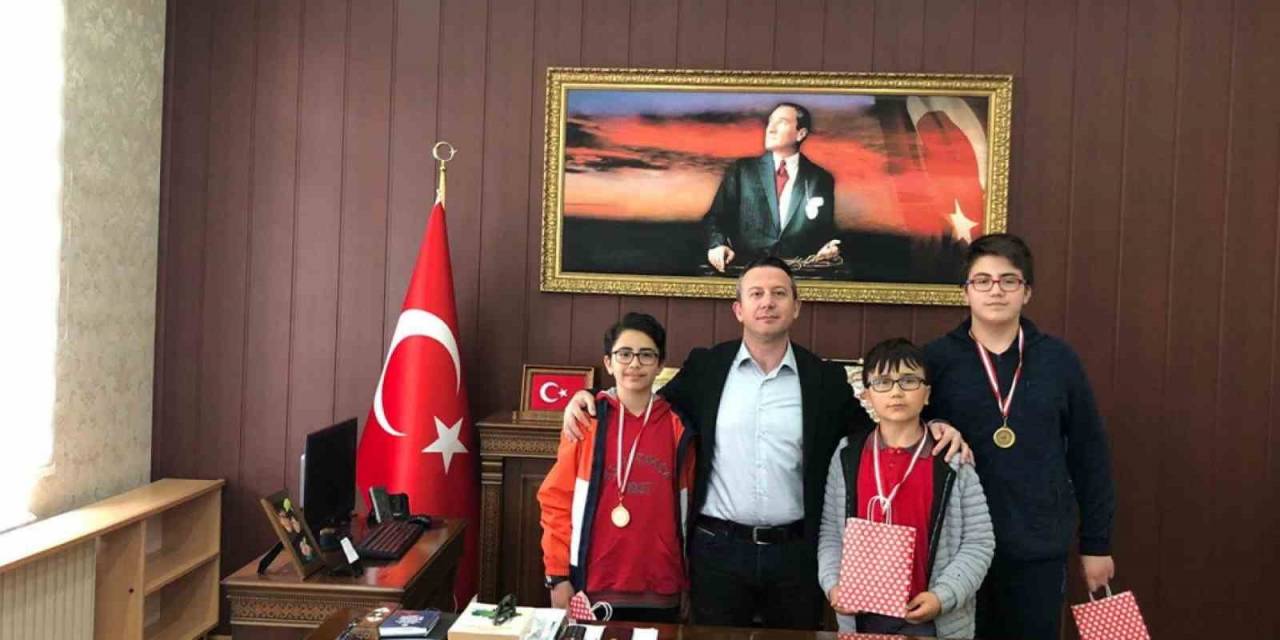 Satranç Turnuvasında Derece Alan Öğrenciler Ödüllendirildi