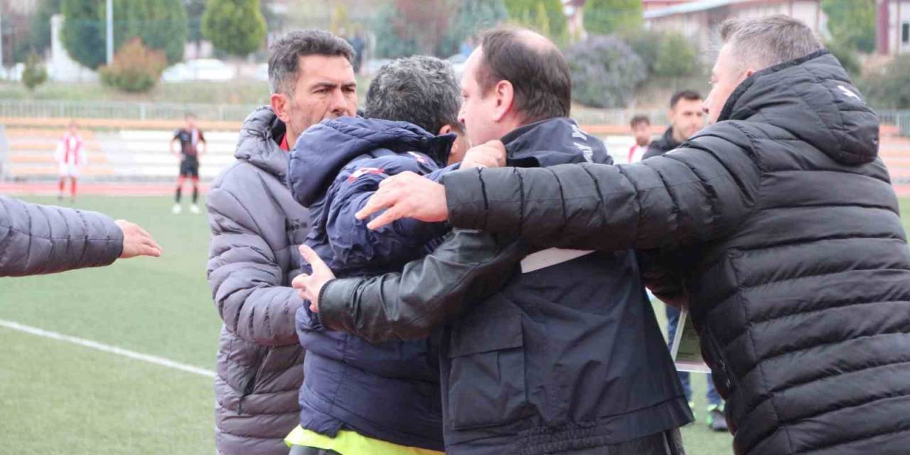 Saha İçinde Teknik Heyet Ve Saha Görevlileri Tekme Tokat Kavga Etti