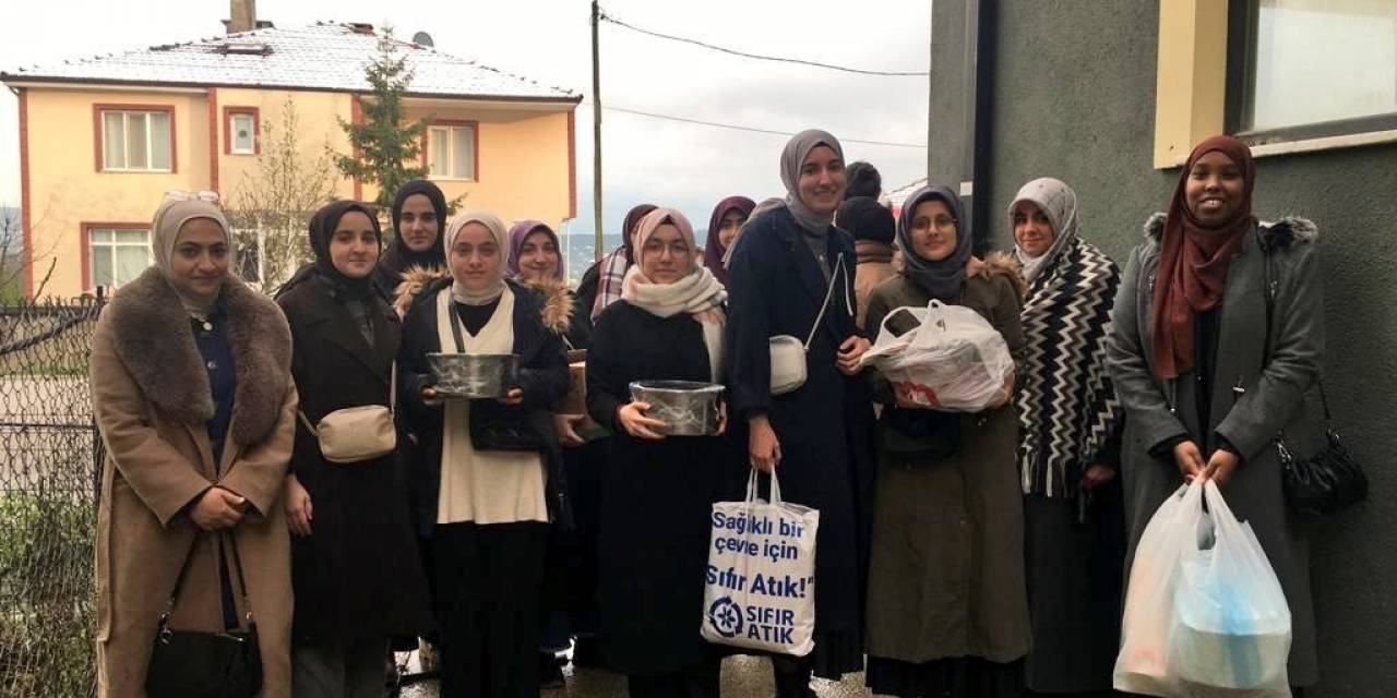 Öğrenciler İftarı Depremzedeler İle Açtı