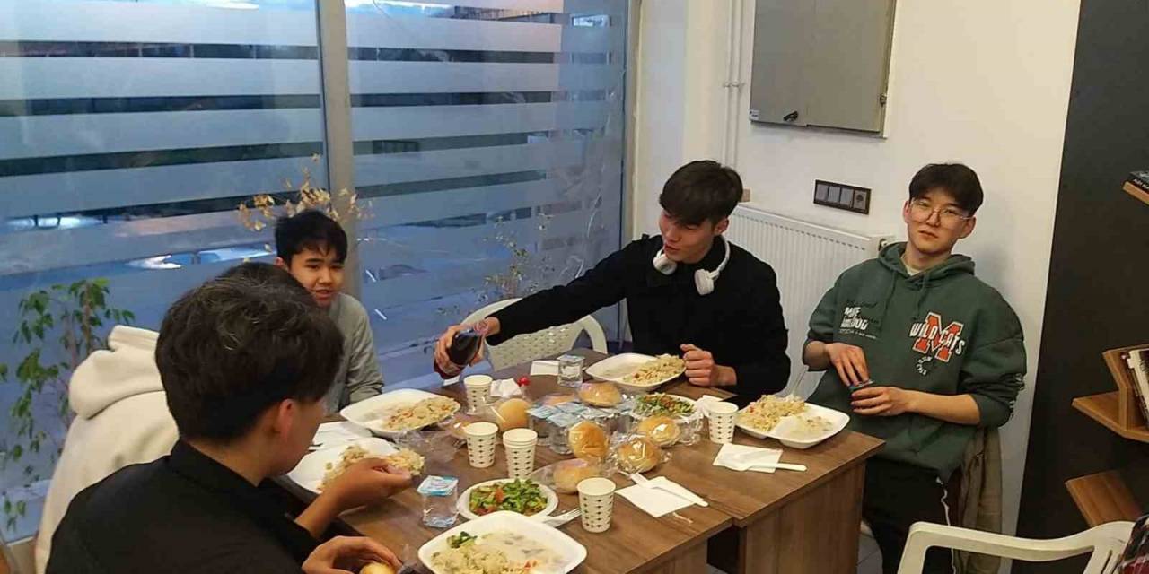 Yabancı Uyruklu Öğrenciler İftarda Buluştu