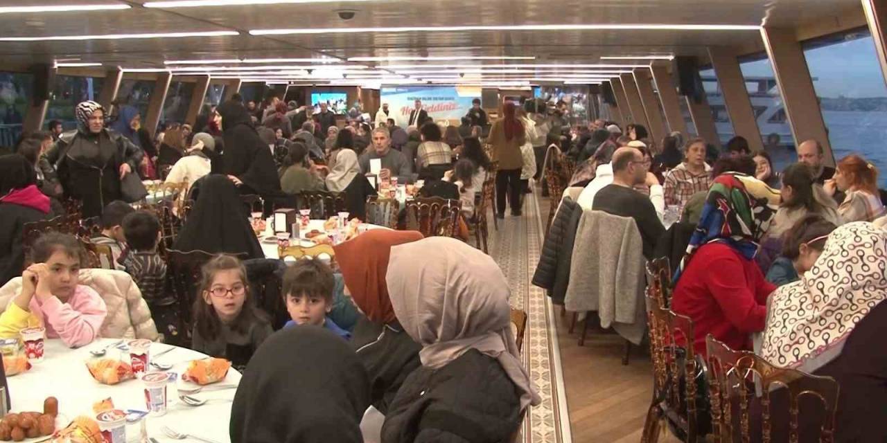 Üsküdar’da Misafir Depremzedeler Boğaz Turunda Oruçlarını Açtı