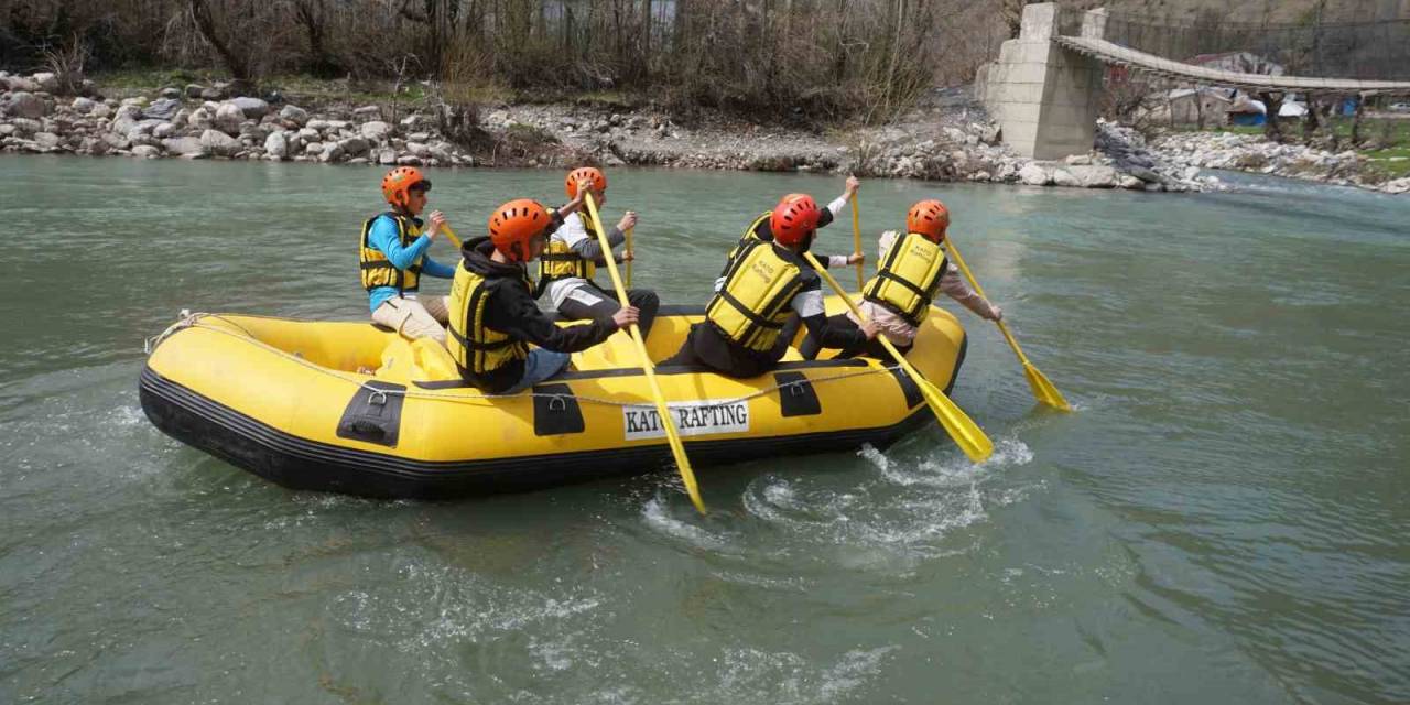 Kar Sularında Rafting Heyecanı