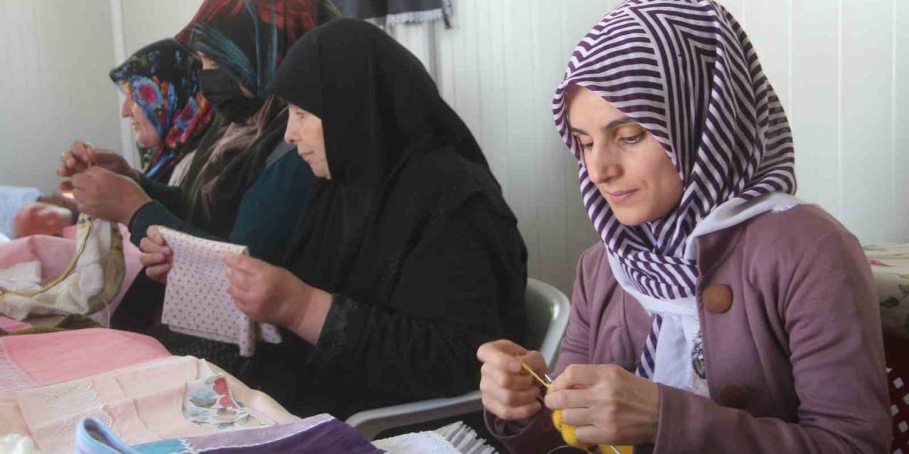 Kadınlar, Depremin İzlerini Üreterek Siliyor