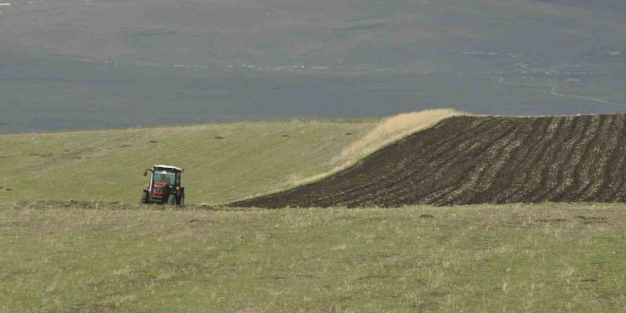Kars’ta Tarlalar Sürülüyor