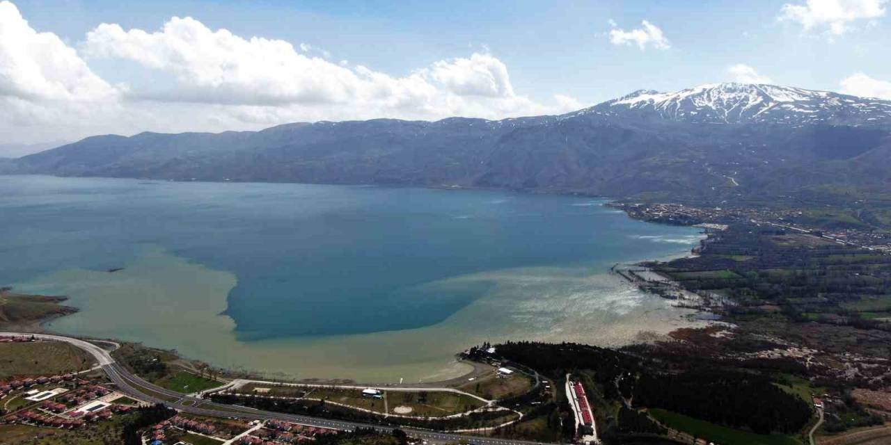 Hazar Gölü’nün Kıyısı Renk Değiştirdi