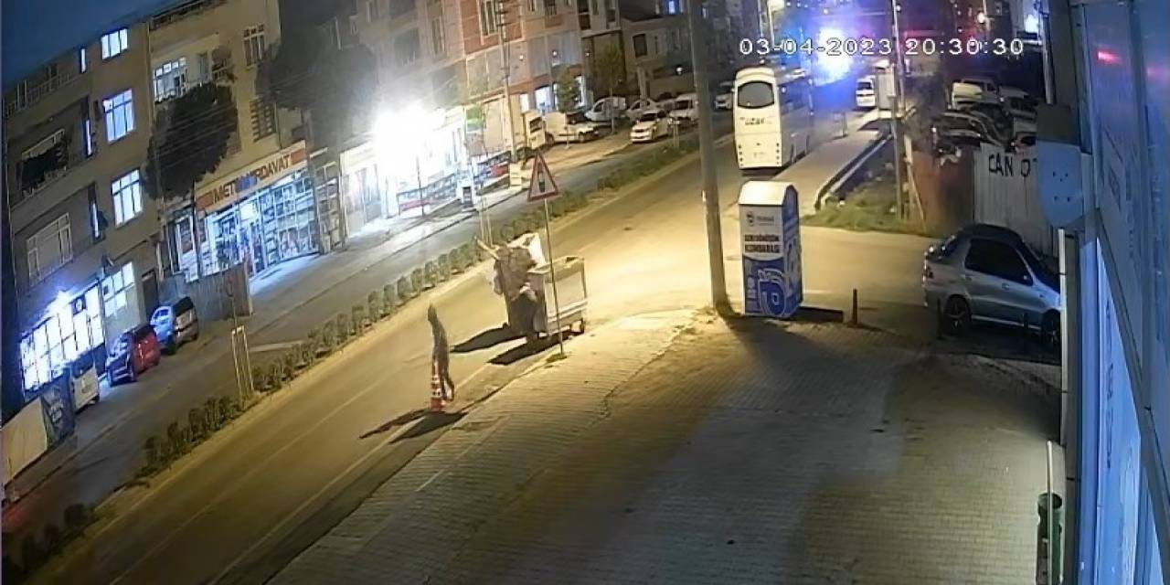 Çekçekli Hırsız, Dükkan Önünden Duba İle Çöp Kovasını Çaldı