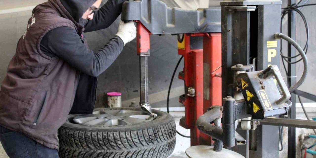 Kış Lastiği Zorunluluğunun Kalkmasıyla Oto Lastikçilerde Hareketlilik Sürüyor