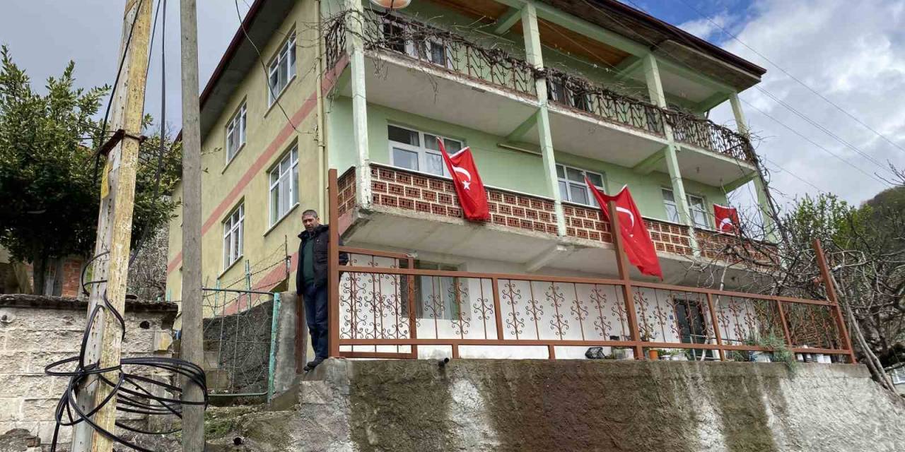 Şehit Madenci Akgül’ün Evi Türk Bayraklarıyla Donatıldı