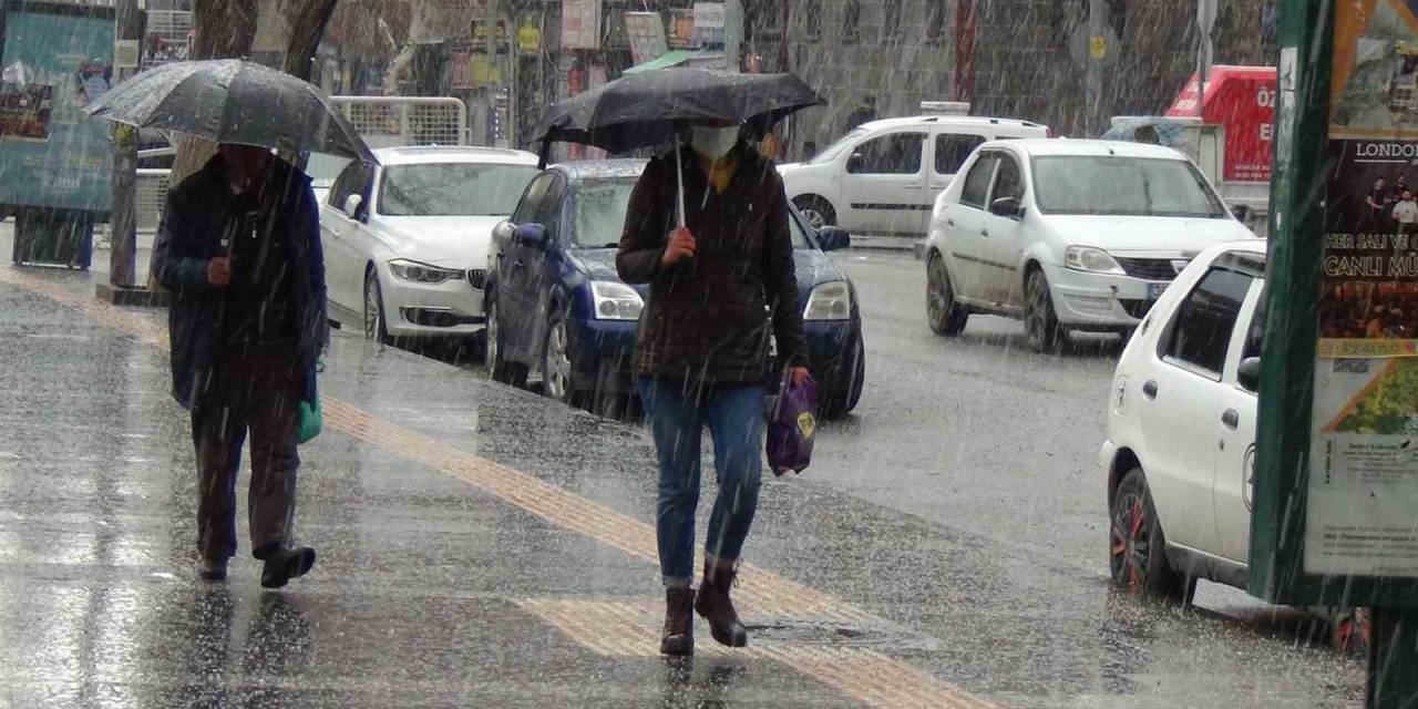 Kars’ta Dolu Yağışı Etkili Oldu