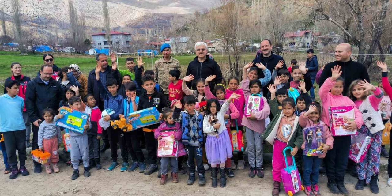 Bolulu Kadınlar Deprem Bölgesindeki Çocuklara Oyuncak Gönderdi