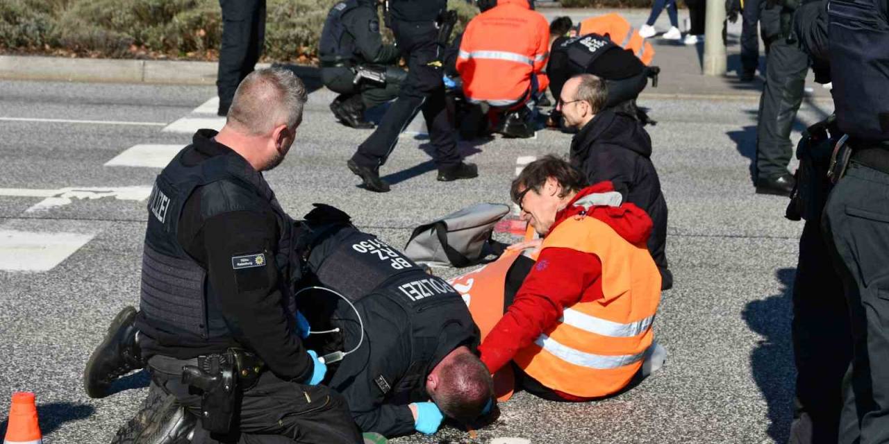 Hamburg’da İklim Aktivistleri, Ellerini Asfalta Yapıştırdı