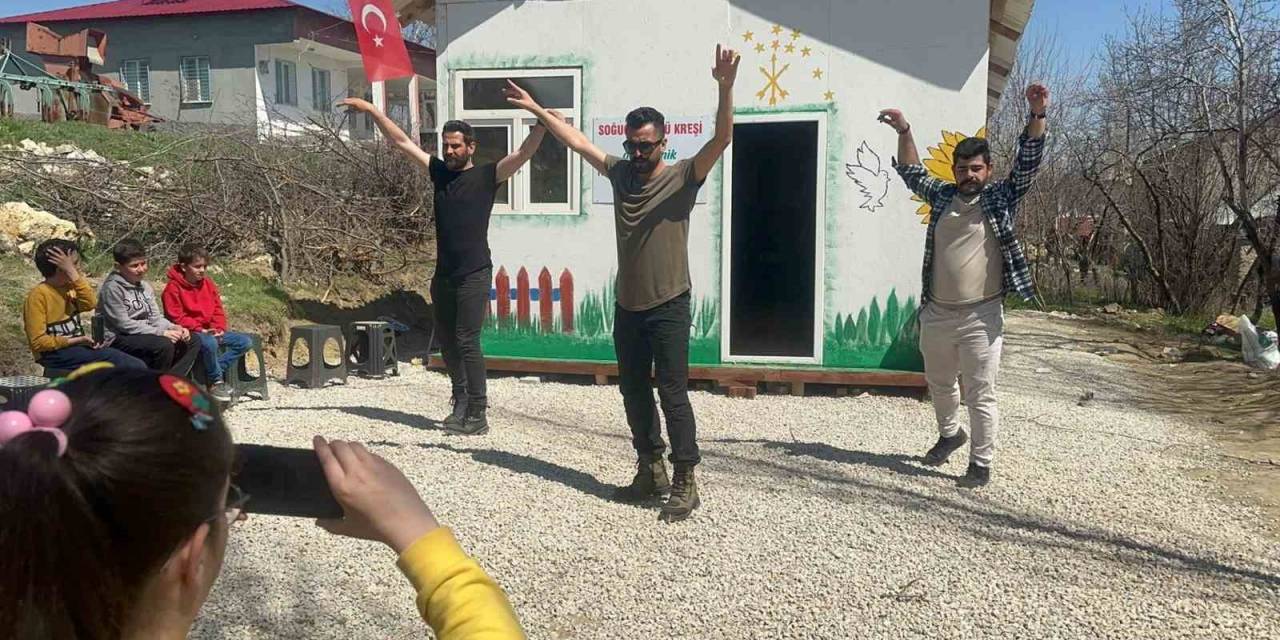 Depremzede Çocukların Yüzünü Güldürdüler