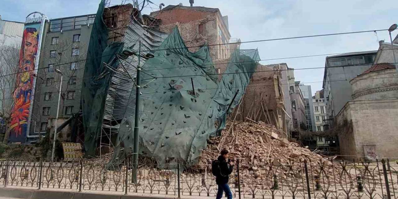 Beyoğlu’ndaki 5 Katlı Metruk Bina Tamamen Çöktü: O Anlar Kamerada