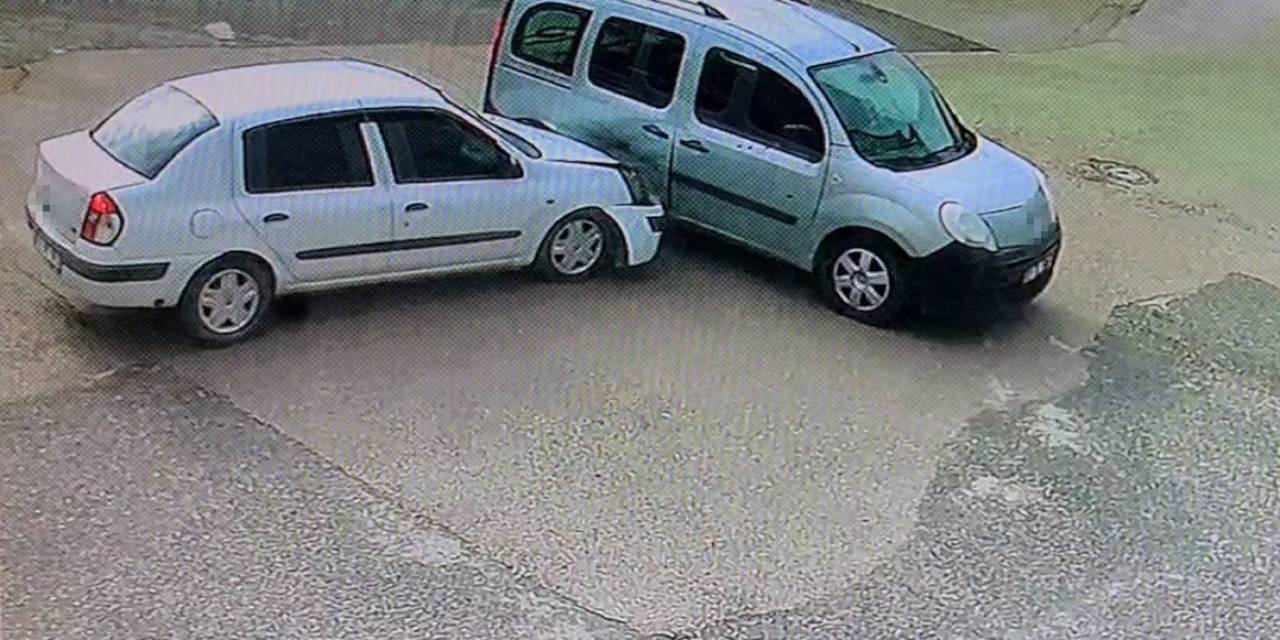 Otomobilin Yan Yattığı Kaza Anı Kameraya Yansıdı