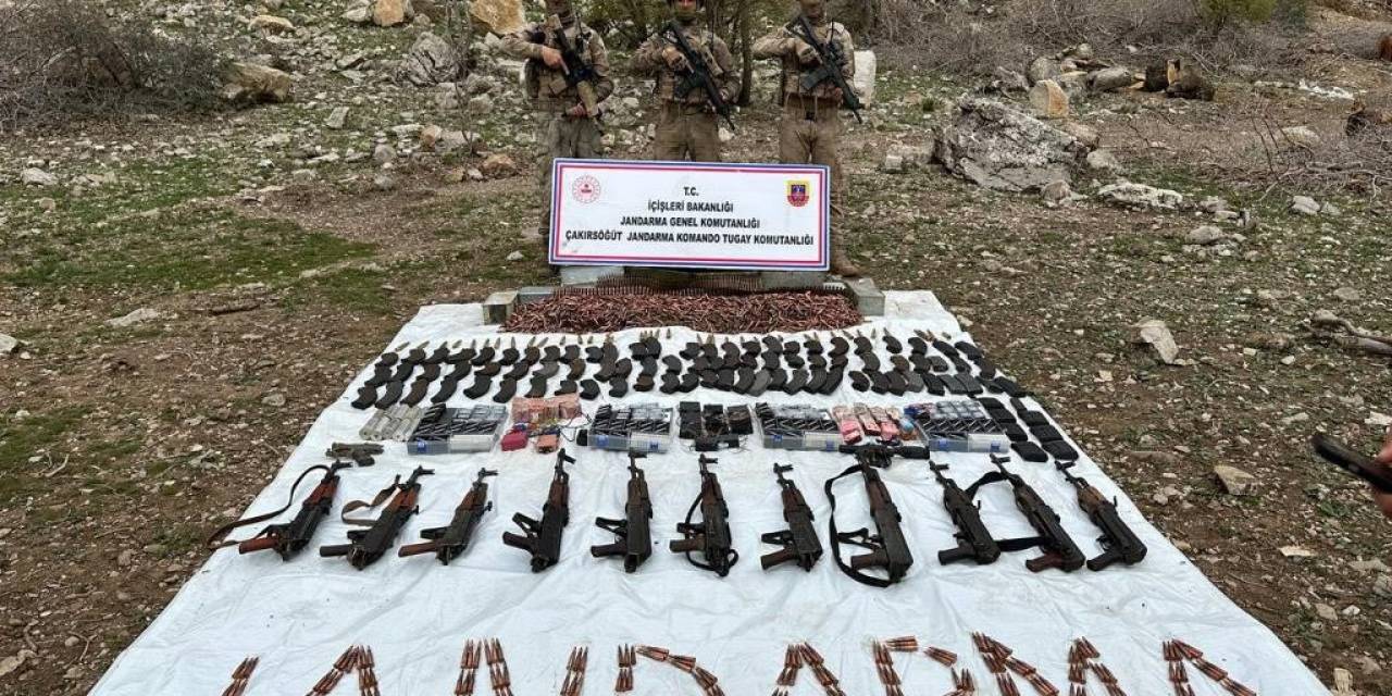 Jandarma, Cudi Dağı’nda Çok Sayıda Mühimmat Ve Patlayıcı Ele Geçirdi