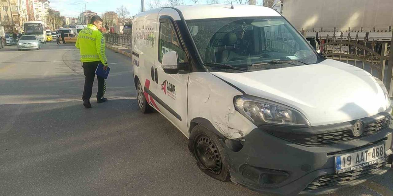 Hafif Ticari Araç İle Otomobil Çarpıştı: 2 Yaralı