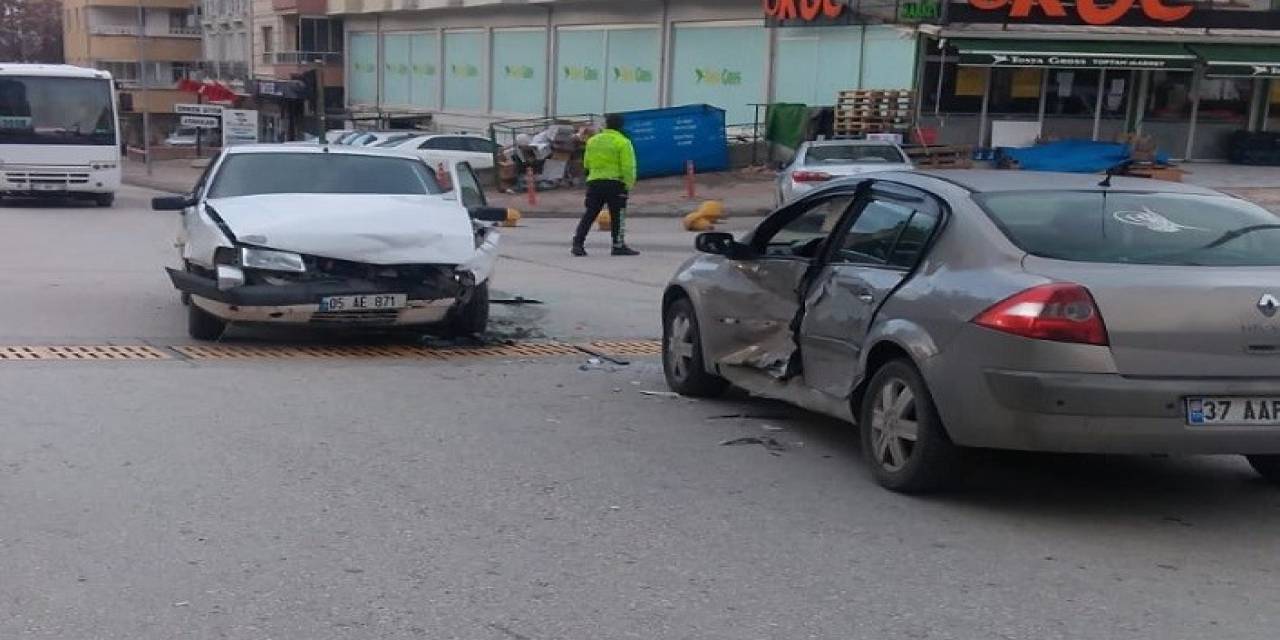 İki Otomobil Çarpıştı: 2 Yaralı
