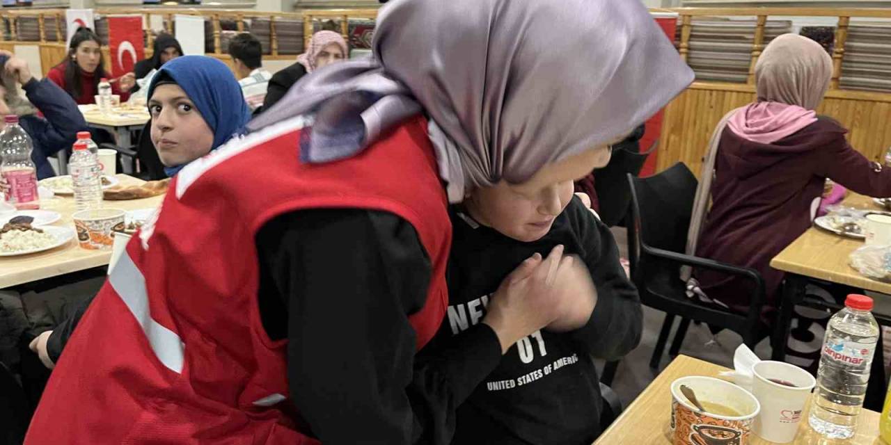 Ağrılı Yetimler Kızılay’ın İftar Sofrasında Buluştu