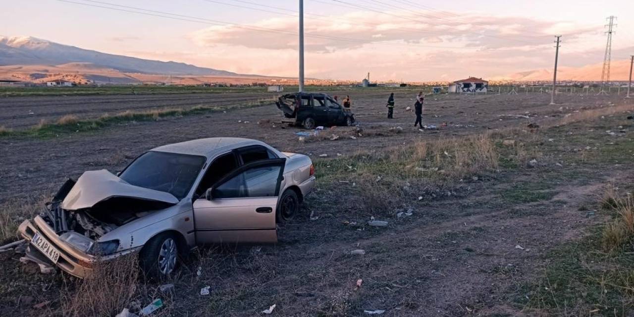 Otomobil İle Hafif Ticari Araç Çarpıştı: 1 Ölü, 4 Yaralı