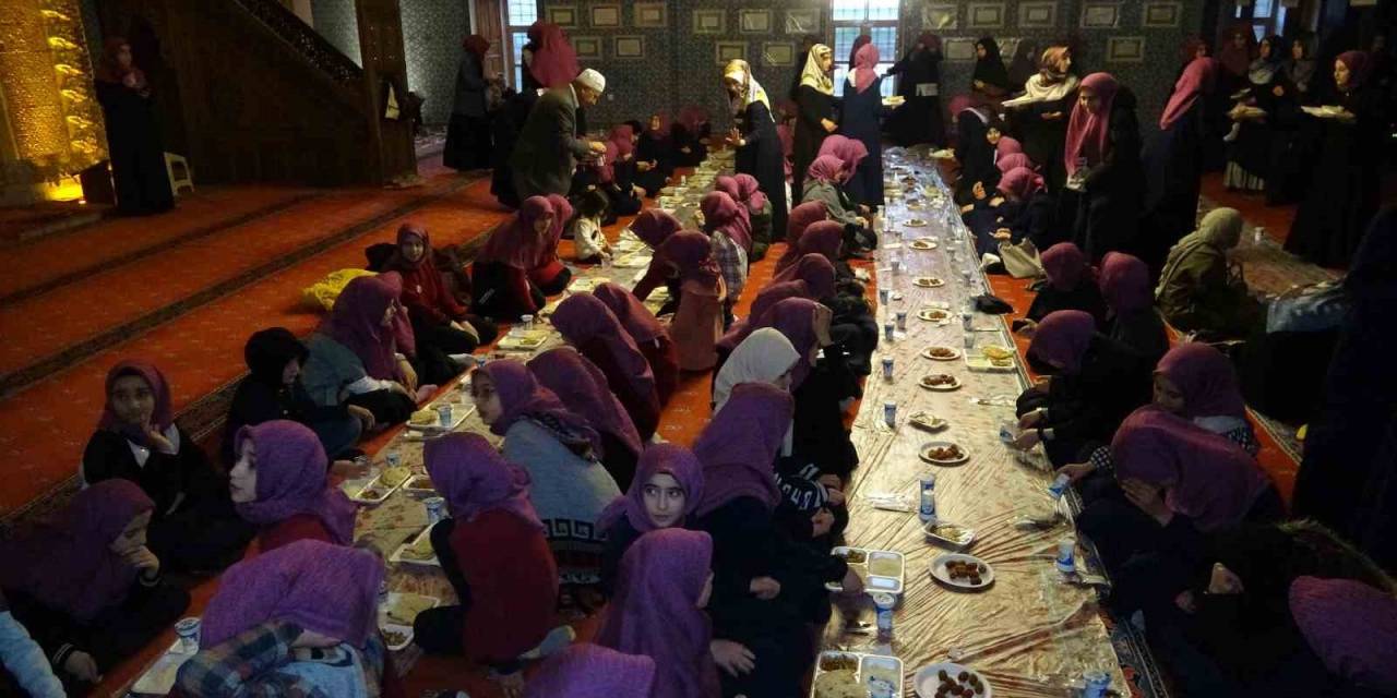 Küçük Kur’an Kursu Öğrencileri Tarihi Camide İftar Açtı