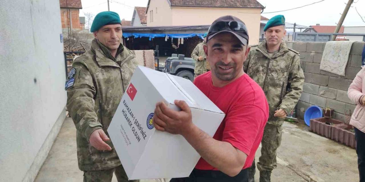 Türk Askeri Kosova’da Ramazan Kolisi Dağıttı