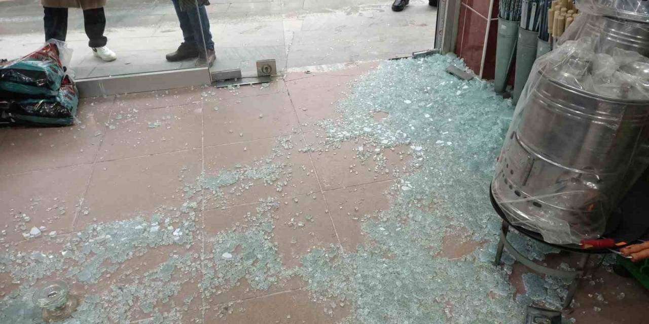 İstanbul’da Kasap Dükkanına Kurşun Yağdırdılar