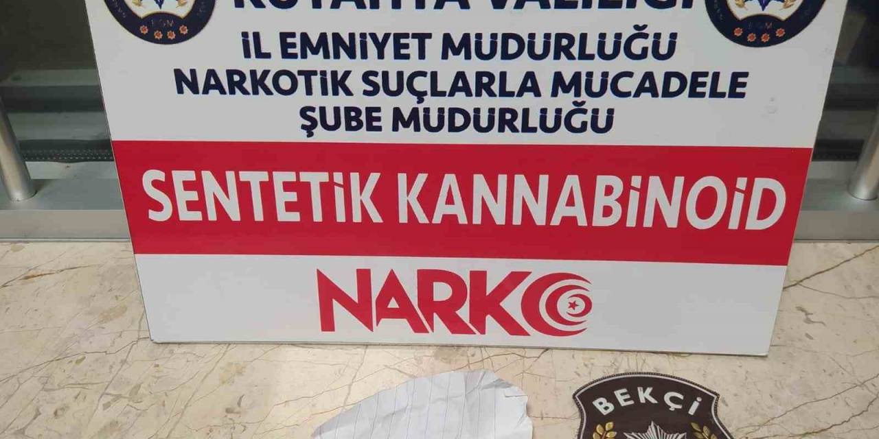 Kütahya’da Sürücünün Araçtan Attığı Kağıt Parçasının Arasından Uyuşturucu Çıktı