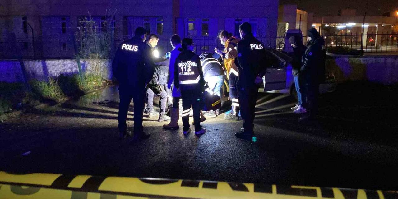 Kavgada Otomobilinin Arka Koltuğunda Defalarca Bıçaklanan Şahıs Öldü