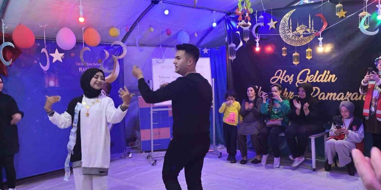 Genç Çiftin Çadır Kent’te Nişan Sevinci