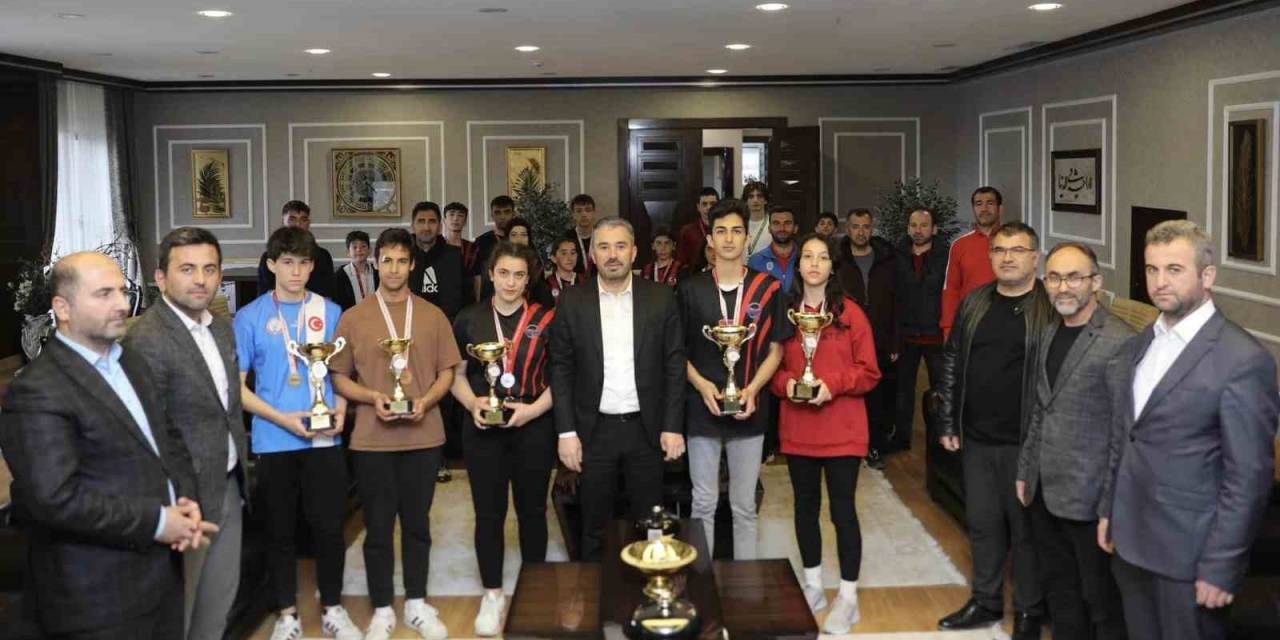 Hokey Şampiyonasına Pursaklar Damgası