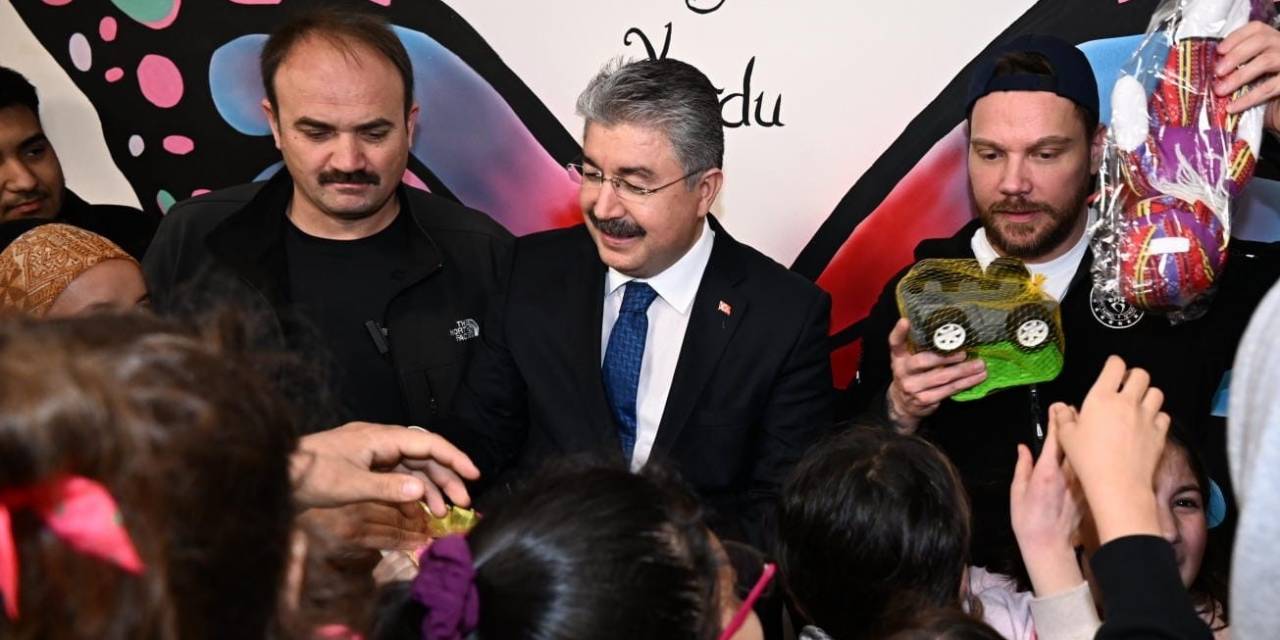 Sanatçı Sinan Akçıl, Osmaniye’de Depremzede Çocuklara Moral Verdi