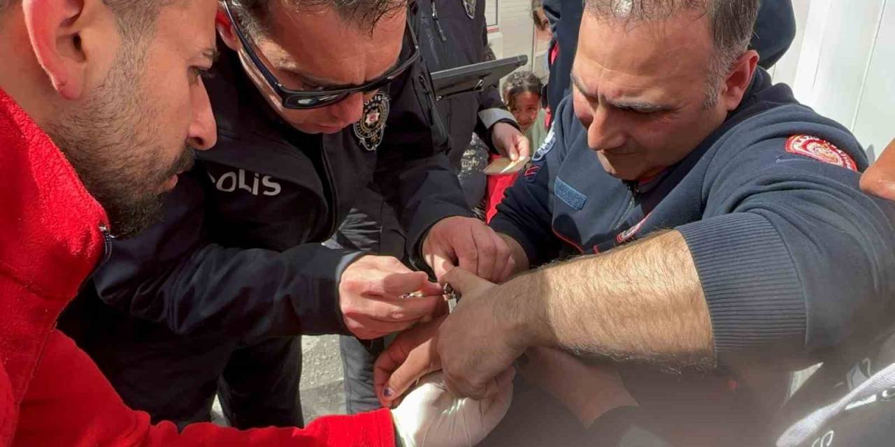 Oyun Sırasında Eline Taktığı Kelepçeyi Çıkartmak İçin Ekipler Bir Saat Uğraştı