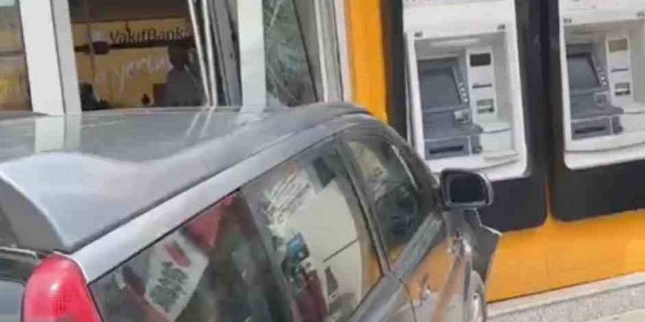 Kontrolden Çıkan Otomobilin Banka Şubesine Girdiği Anlar Güvenlik Kamerasında