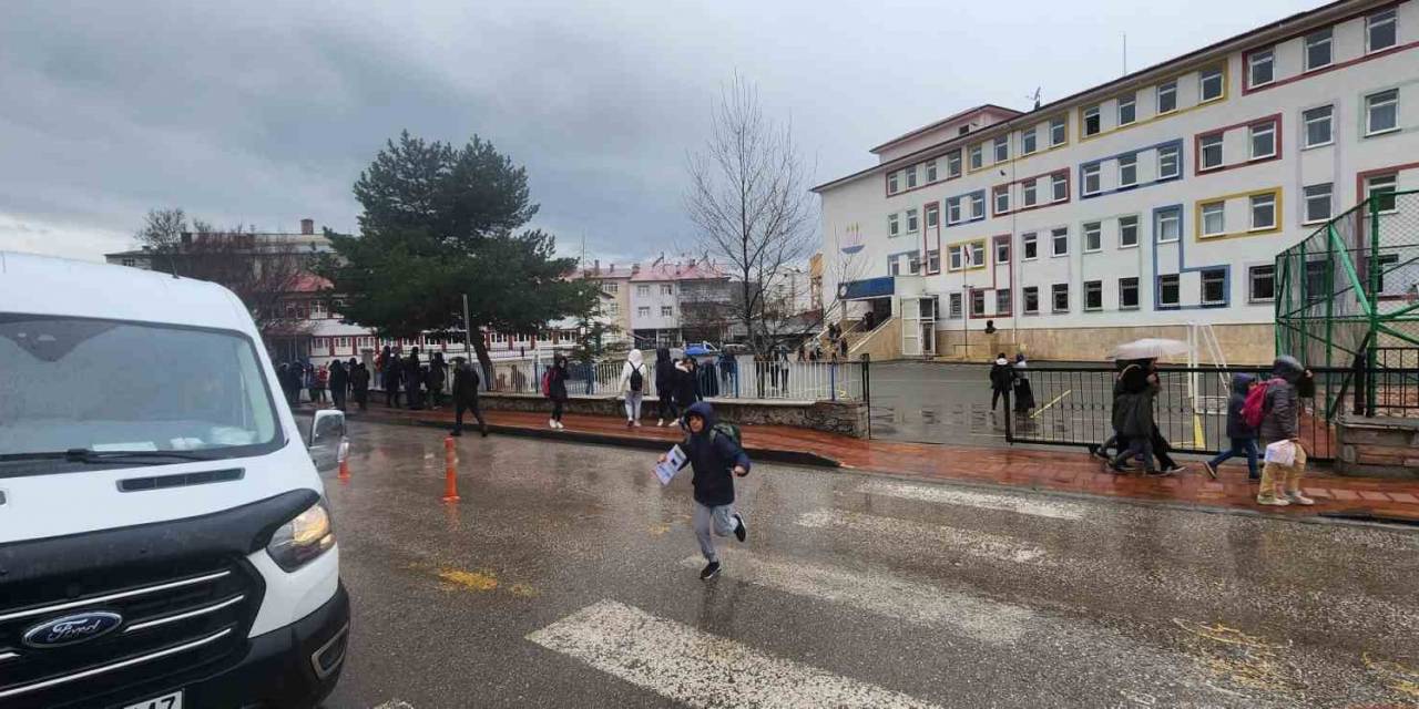 Bingöl Merkezli Deprem Elazığ’da Da Hissedildi, Öğrenciler Tahliye Edildi