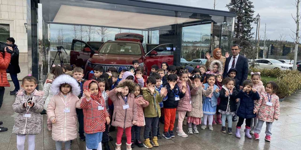 Millet Kütüphanesi’nde Miniklere Togg Sürprizi