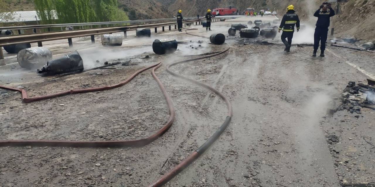 Özbekistan’da Boya Malzemeleri Taşıyan Tır Devrildi: 1 Ölü, 6 Yaralı