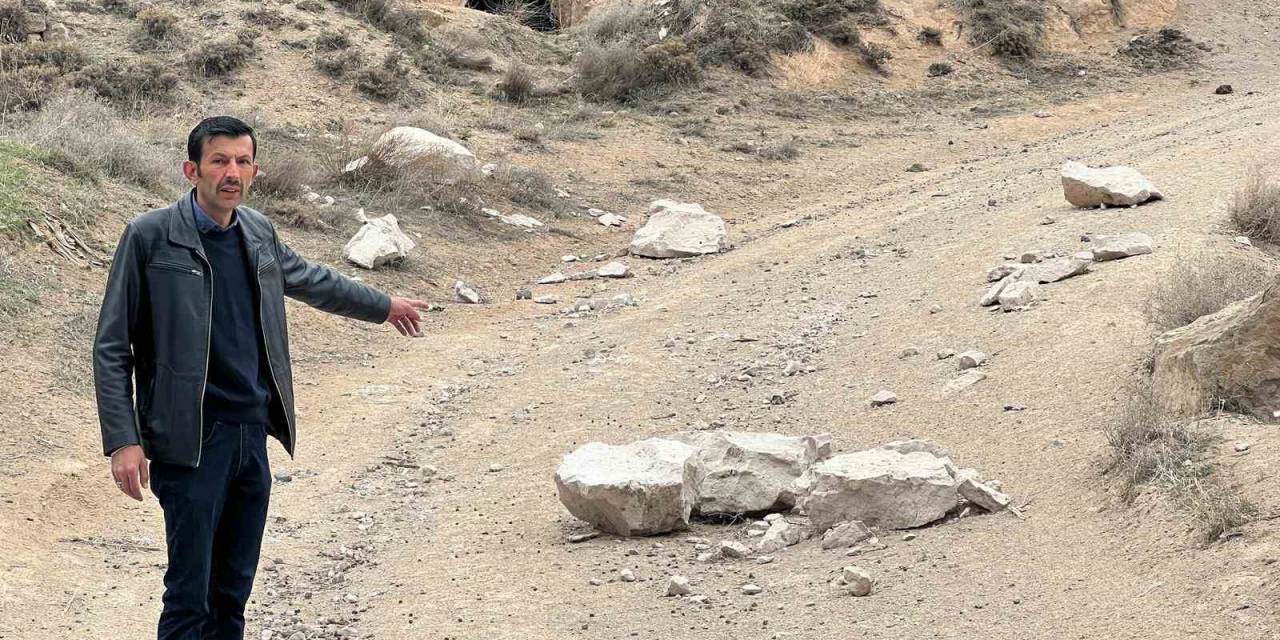 Deprem Sonrası Kopan Kayalar Köye Kadar İndi