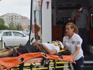 Motosiklet Yayaya Çarptı: 2 Yaralı