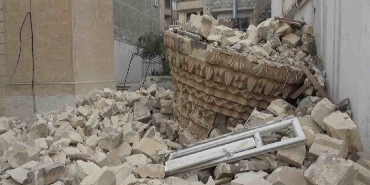 Kilis’te Depremde Ağır Hasar Alan Minare Kontrollü Şekilde Yıkıldı
