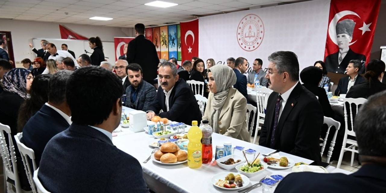 Bakan Özer: "en Büyük Zenginliğimiz Öğretmenlerimiz"