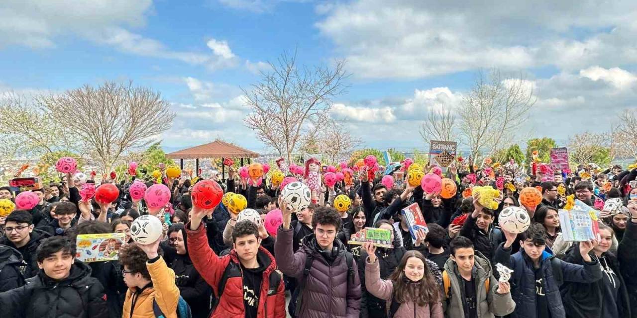 Deprem Bölgesindeki Öğrencilere Bayram Hediyesi