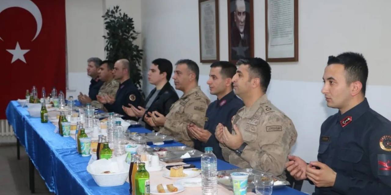 Vali Vekili Tuna, Mehmetçikle Birlikte İftar Açtı