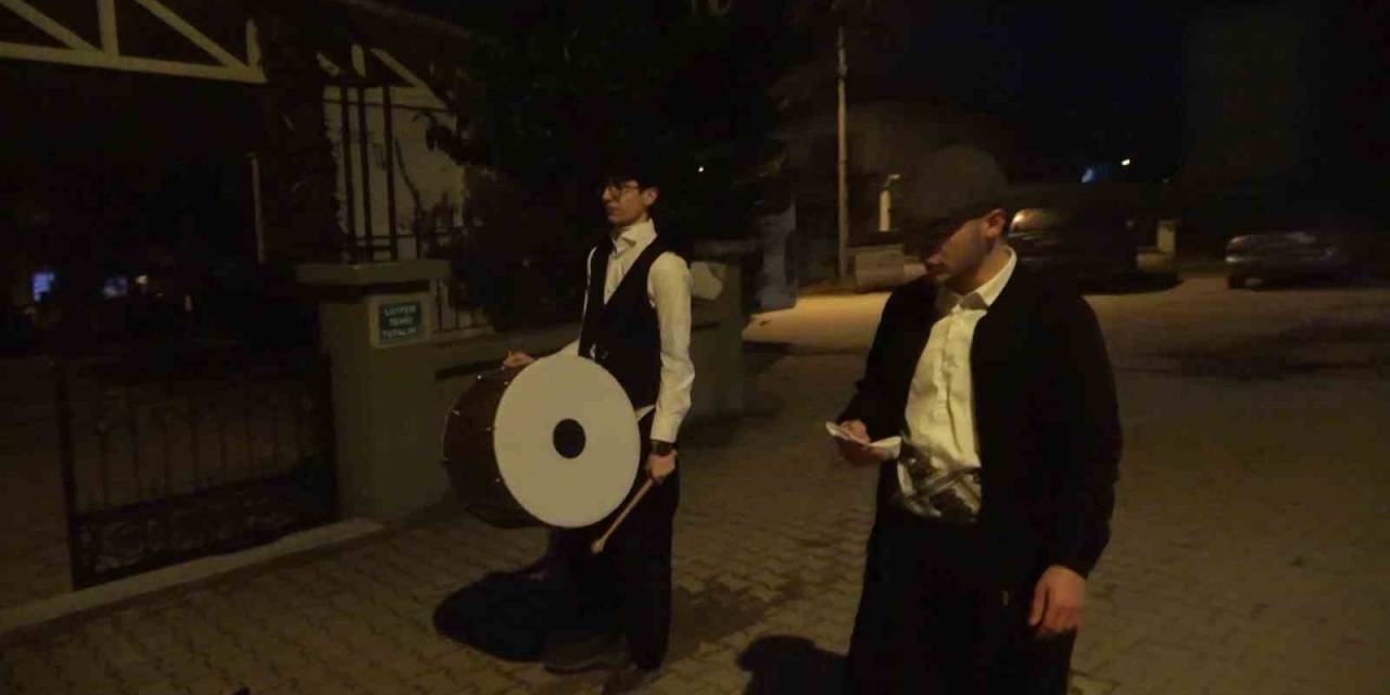 Ramazan Davulcusu Liseliler Osmanlı’dan Kalan 200 Yıllık Geleneği Yaşatıyor