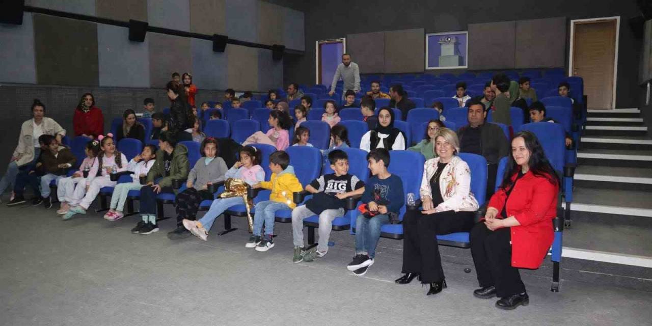 Depremzede Çocuklar Hep Birlikte Çizgi Film İzledi